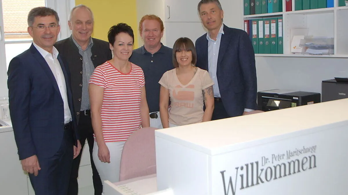 Kinderarzt Peter Maritschnegg mit seinem Team und Vertretern der Stadt