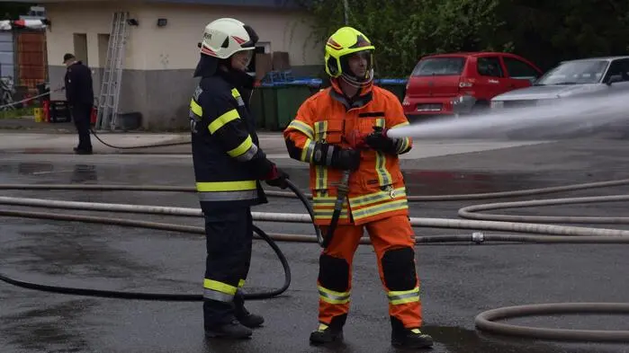 Auf dem Übungsgelände der Feuerwehr Trofaiach erfolgte für 24 angehende Feuerwehrfrauen und -männer aus dem Bereich Leoben und zwei Teilnehmer aus dem Bereich Graz-Umgebung der Abschluss der Grundausbildung.