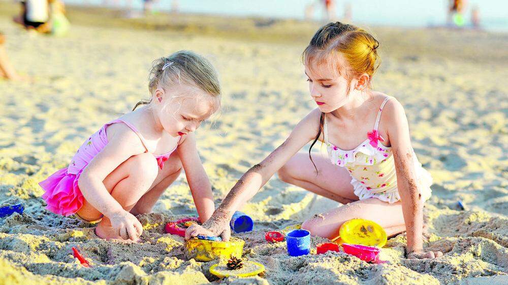 Ein Strandurlaub in Italien verspricht schöne Sonnentage für die Kleinen mit ausgelassenen Spielen am Strand
