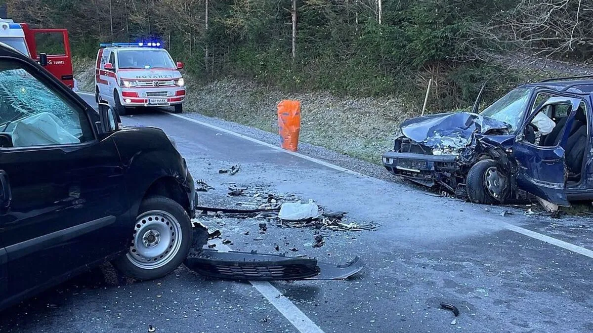 Zwei PKWs kollidierten seitlich-frontal auf Landstraße