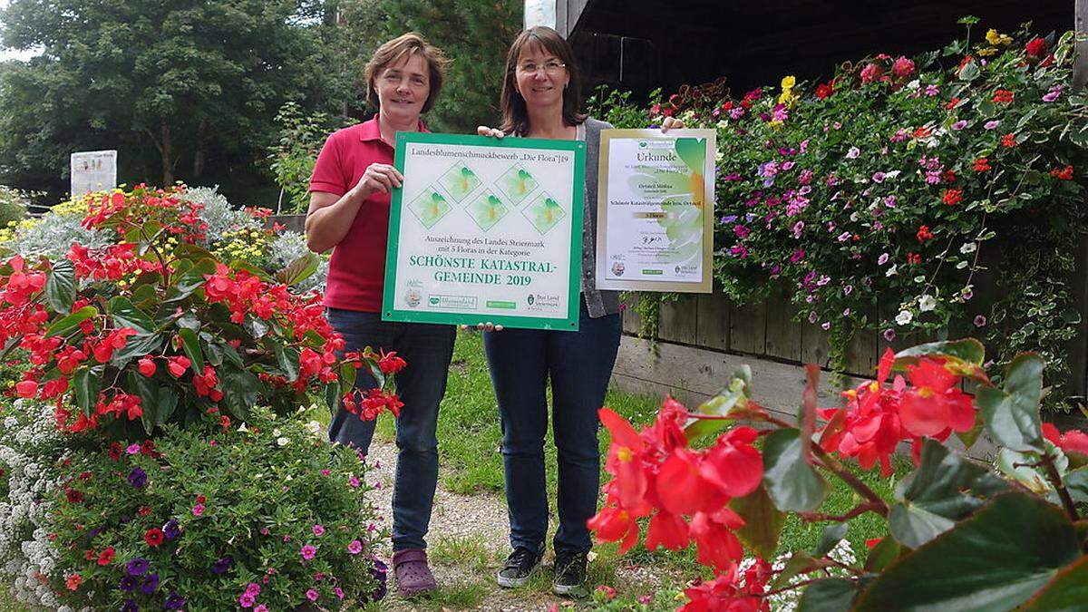 Brigitte Schupfer und Gertrude Mörschbacher bei ihrem „Kraftplatz“