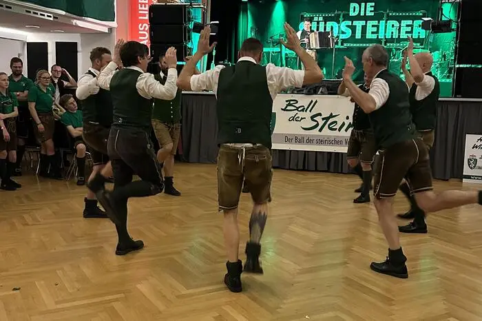 Nach sieben Jahren fand der Ball unter dem Motto „Aussee is a lustig‘s Tal“ nun wieder im Brucker Stadtsaal statt.