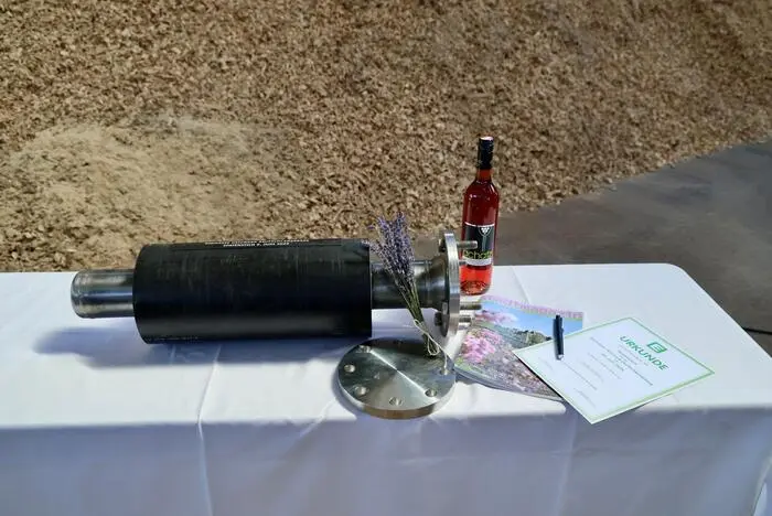Symbolischer Blick in die Zukunft: In die Zeitkapsel kamen die unterzeichnete Urkunde, eine Flasche Schilcher und eine aktuelle Ausgabe des Stadtmagazins Deutschlandsberg