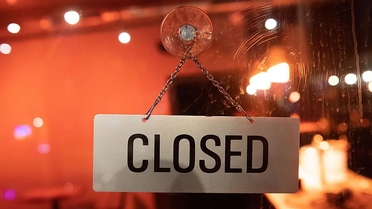 ABD0001_20210110 - BERLIN - DEUTSCHLAND: 09.01.2021, Berlin: Ein Schild mit der Aufschrift «Closed» hängt an der Tür eines geschlossenen gastronomischen Betriebs an der Torstraße in Berlin. Foto: Paul Zinken/dpa +++ dpa-Bildfunk +++. - FOTO: APA/dpa/Paul Zinken