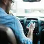Während des Fahrens ein Handy zu betätigen, ist verboten und gefährlich (Sujet)