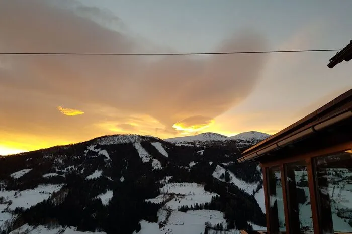 Auch Leserreporterin Natalie Gurker hat nicht lange gezögert und sensationelle Fotos vom "UFO" gemacht. Sie hatte eine tolle Sicht vom Atzensberg in Rennweg am Katschberg auf die Wolke . . .