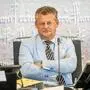Mann mit hellblauem Sakko sitzt mit verschränkten Armen | Bürgermeister Scheider (FSP) legte dem Stadtsenat den Stellenplan-Entwurf vor