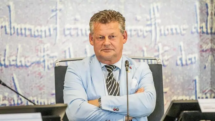 Mann mit hellblauem Sakko sitzt mit verschränkten Armen | Bürgermeister Scheider (FSP) legte dem Stadtsenat den Stellenplan-Entwurf vor
