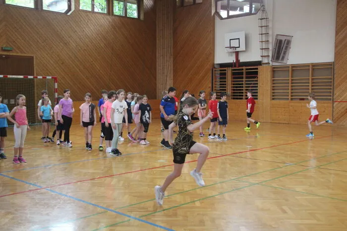 Für das Sportgramm mussten sich die Kinder erstmal aufwärmen.