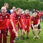 Ein schöner Moment: Ein Special Team aus beeinträchtigten Personen stand auf dem Rasen und wurde von Martin Hinteregger gefeiert