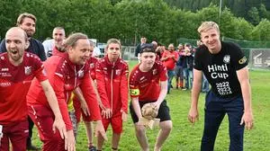 Ein schöner Moment: Ein Special Team aus beeinträchtigten Personen stand auf dem Rasen und wurde von Martin Hinteregger gefeiert