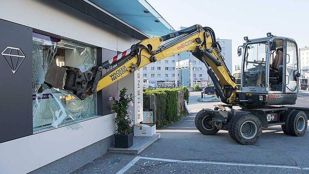 Schmuckdiebe haben mit einem Bagger die Auslage eines Juweliers in Leonding im Bezirk Linz-Land geknackt