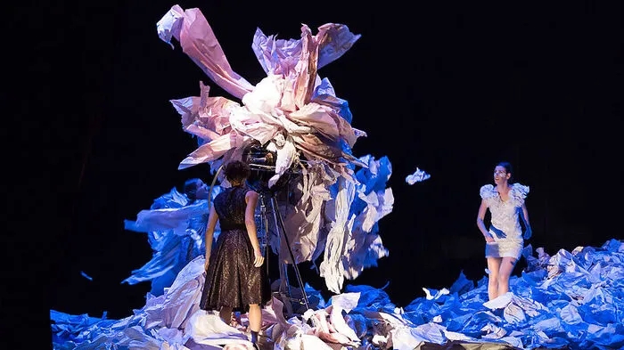 Ein Königreich zum Zerreißen: Papiernes Universum bei "Salome"