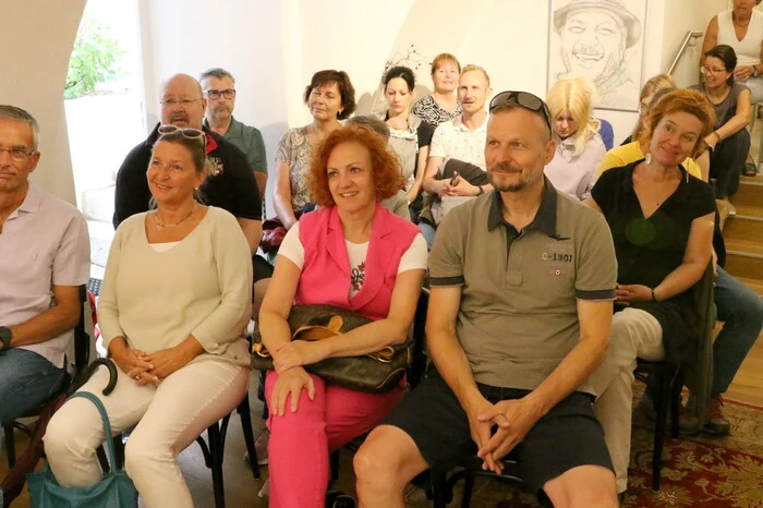 Von der Multimedia-Show in der Stadtbücherei begeistert zeigten sich unter anderen Banker Klaus Hofstätter (rechts vorne), Bezirks-TV St. Veit-Filmemacher Günther Werner, Musiker Peter Jug, Stadtbücherei-Leiterin Beate Feichter sowie die 95-jährige Mathilde Eberhard, die extra für den Vortrag aus Liemberg/Liebenfels angereist kam. 