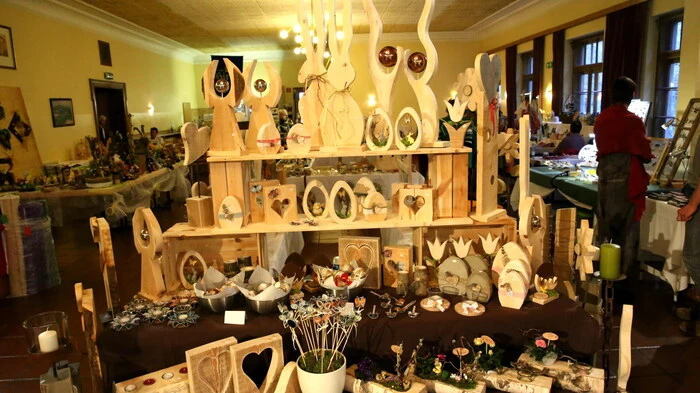 Kunstvolle in liebevoller Handarbeit gefertigte Eier, Osterschmuck, gestickte Weihkorbdecken, Reindlingformen, Honigprodukte - das und noch vieles mehr konnte man am vergangenen Wochenende bei der Osterausstellung im Gemeinschaftshaus Passering käuflich erwerben. 