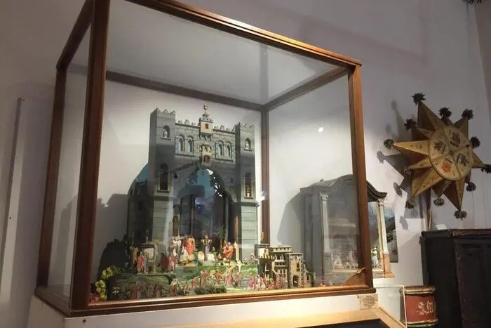 Hinter Glas: Ein Exponat aus den Beständen des Museums für Volkskultur