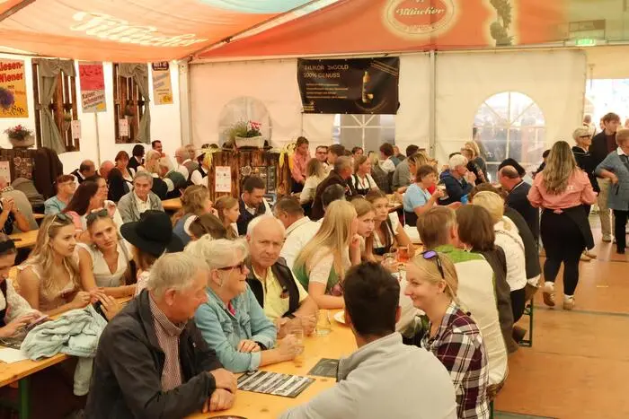 So konnte der Tiroler Schlagerstar Marc Pilcher für heute Montag (19 Uhr), für einen Auftritt gewonnen werden – und das bei freiem Eintritt! Und am Donnerstag ist Single-Party! Übrigens: Besonders am Abend wird das Festzelt zum Treffpunkt für Jung und Alt.