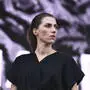 Aldous Harding bei einem Auftritt im Londoner Victoria Park