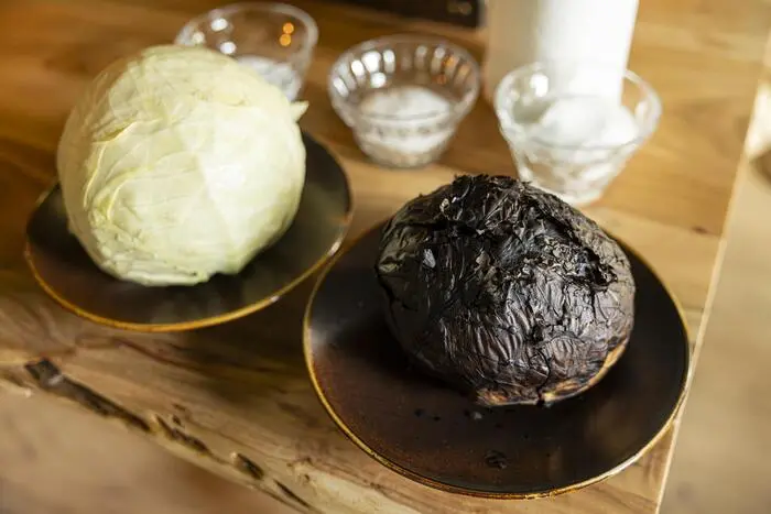 Verbranntes Weißkraut, zwei Stunden im Ofen auf Meersalz gegart.