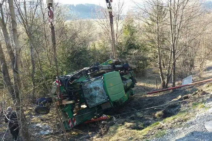 Die selbstfahrende Arbeitsmaschine überschlug sich die Böschung hinunter und kam gut 22 Meter unter der Bundesstraße seitlich zu liegen.