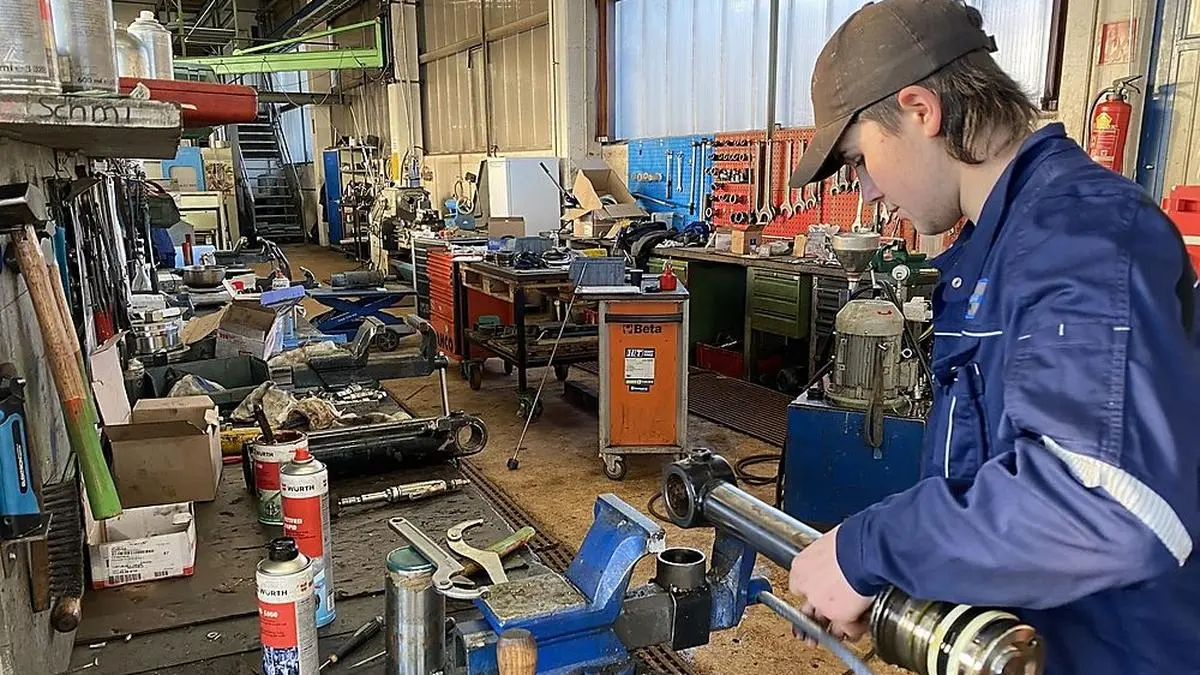 Bei Plasounig Technik konnte man vor Jahren noch aus den Vollen schöpfen. Mittlerweile ist man froh, überhaupt einen Lehrling zu bekommen. Felix Schinnerl (19) ist einer davon und brennt für seine Lehre