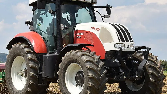 Mit einem laut Polizei großen Traktor (Symbolbild) wurde die Flucht gestoppt