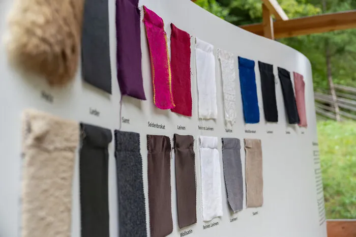 „Im 14. Jahrhundert sind Handwerker und Bürger durch Geschäftserfolge zu mehr Reichtum gekommen, den sie auch durch das Kleidungsverhalten ausdrückten“, erklärt Michaela Steinböck-Köhler, Kuratorin der Ausstellung „‘s Gwand – Zwischen Handwerk, Funktion und Mode“ im Österreichischen Freiluftmuseum Stübing. Doch das war dem Adel nicht recht. Kleiderordnungen mussten her. „Darin wurde genau geregelt, welche soziale Schicht welche Farben und welches Material für ihre Kleidung verwenden durfte."