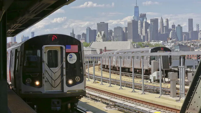 Das U-Bahn-System in New York ist schon immer eine Herausforderung gewesen: unübersichtlich, häufig dreckig, kaputt und überfüllt, Ratten überall und an vielen Stationen fehlen Aufzüge. Daran sind die New Yorker gewöhnt. Aber nun scheint sich das System noch verschlimmert zu haben, von schlecht zu nicht mehr tragbar. 75.000 Verspätungen gibt es pro Monat.