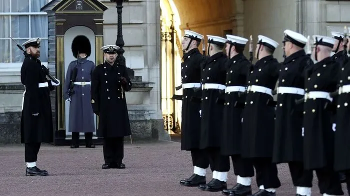 Ungewöhnliche Wachablöse am Buckingham Palace in London
