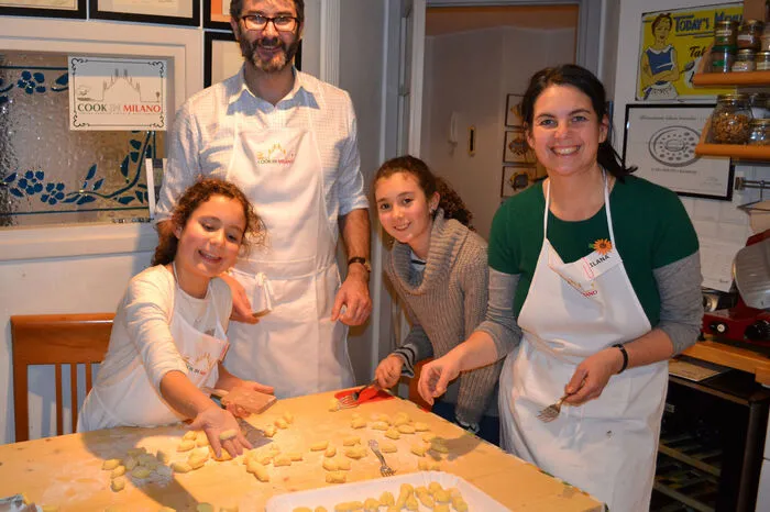 Italienische Küche in Mailand.Bei einem fünfstündigen Kochkurs können Mailand-Touristen nicht nur ein Vier-Gang-Menü unter Leitung eines Kochs kreieren, auch ein gemeinsamer Marktbesuch ist Teil des Programms. In kleinen Gruppen von zwei bis sechs Personen führt der Koch die Teilnehmer über den italienischen Markt.