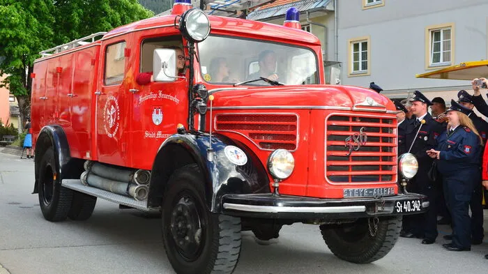 Im Rahmen des Murauer Landesfeuerwehrtages wurden auch alte Feuerwehrautos gezeigt.