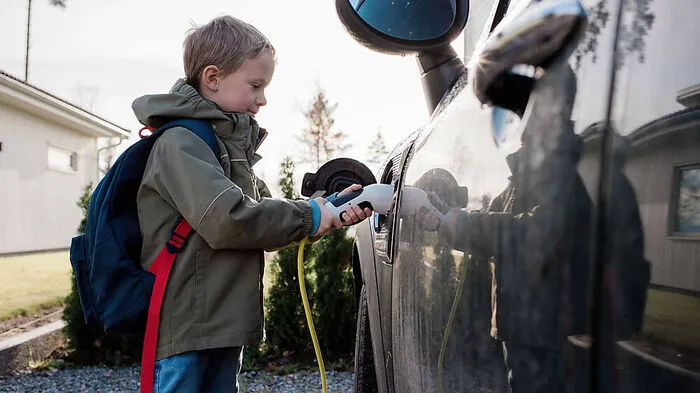 Rund die Hälfte aller neuzugelassenen Autos in Schweden fahren elektrisch