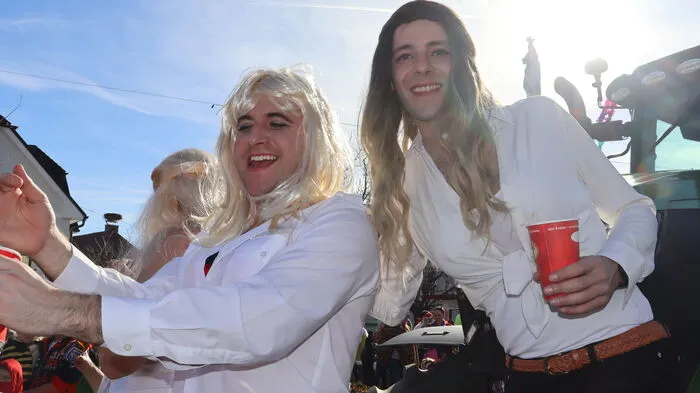 Kurz vor 14 Uhr startete das Faschingsspektakel am Hauptplatz in St. Ruprecht an der Raab: Die örtliche Feuerwehr schmückte einen Wagen - die Kameraden verwandelten sich in die "Fire Girls".