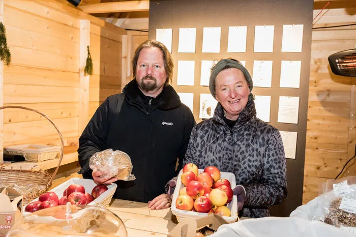 In den Adventhütten wird beim Weihnachtsmarkt Kulinarik vom Feinsten geboten.