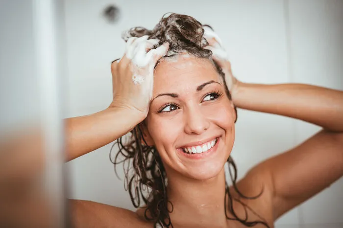 Anschließend verteilt man eine walnussgroße Menge des Shampoos auf den Handinnenflächen und trägt es auf die Kopfhaut auf. Dort wird es mit leicht kreisenden Bewegungen einmassiert. Tipp: Längen und Spitzen nicht extra einschäumen oder gar rubbeln - denn sie werden beim Ausspülen automatisch mitgewaschen.