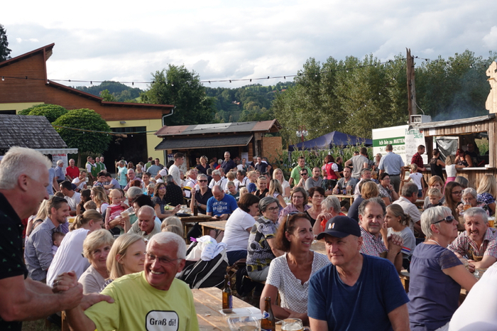 Tolle Stimmung herrschte unter den vielen Besuchern bis spät in die Nacht hinein.