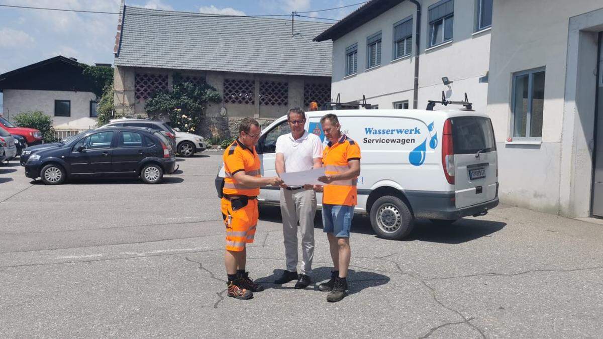 Wasserwerk-Chef Josef Krammer,  Bürgermeister Thomas Schäfauer und Hans Lagger, Leiter des Wirtschaftshofes, bei der Lagebesprechung