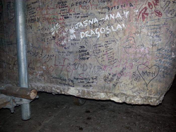 Auf der Rückseite des Altars haben sich Touristen mit Graffiti verewigt