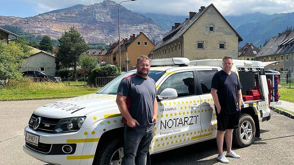Mario Lindner (rechts) hat das vermeintlich nicht vorhandene Notfallauto in Eisenerz gefunden