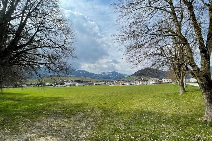 Definitiv "keine Zweitwohnsitze" werden auf dieser großen Wiese, einem Teil der ehemaligen Thoma Gründe südlich der PVA Gröbming, entstehen. Stattdessen kommen Wohnungen zur Miete, Miet-Kauf sowie Eigentumswohnungen, auch Parzellen für Einfamilienhäuser sind geplant.