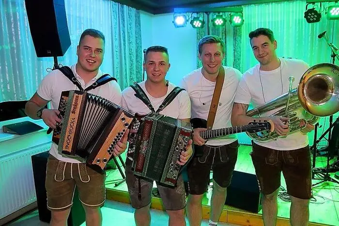 Beim Dorfwirt Bojer brachten „Die Ondrucka“ und in späterer Folge der Stargast Franky Leitner die Stimmung auf den Höhepunkt, die vielen Besucher klatschten und tanzten bis in die frühen Morgenstunden begeistert mit.
