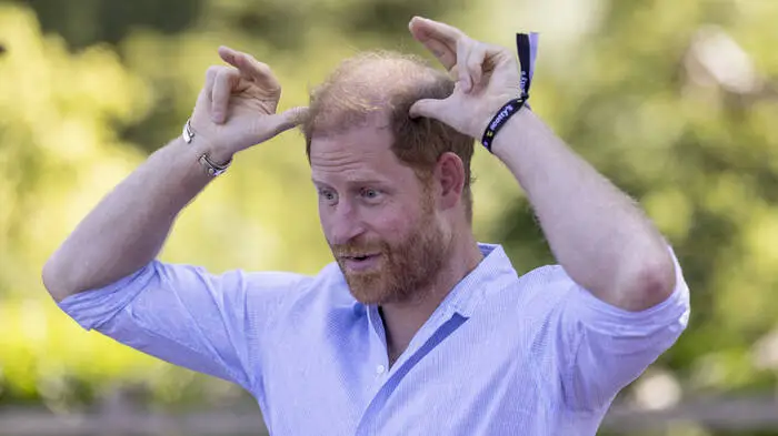 Prinz Harry, als er bei einer Veranstaltung für traumatisierte Kinder den Ziegenbock gab