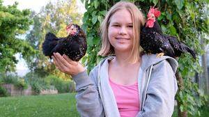 Lisa-Marie mit zwei ihrer Hühner