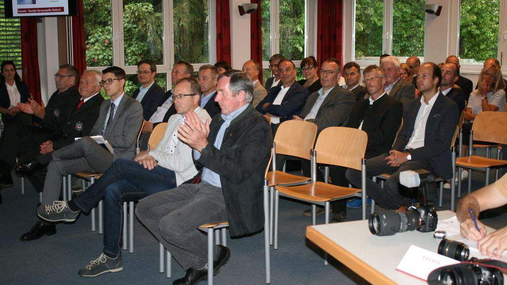 Der Applaus von Hermann Kuenz bei der Eröffnung des Sozialen Servicestelle gebührte nicht der Stadt Lienz 
