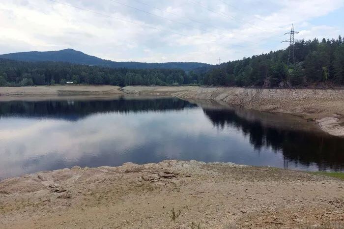Die Kelag, die Eigentümerin des Stausees, die aufgrund von Reparaturarbeiten das Wasser ablassen musste, bittet um Verständnis.