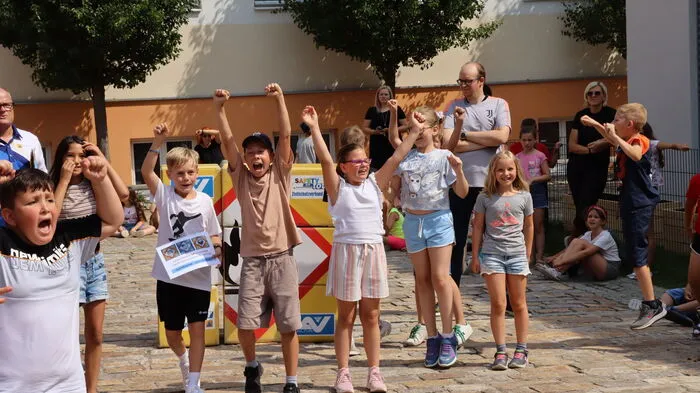 Klicken Sie sich durch die Fotos vom Abschlussevent von "Safety goes to school" im Jahr 2022.