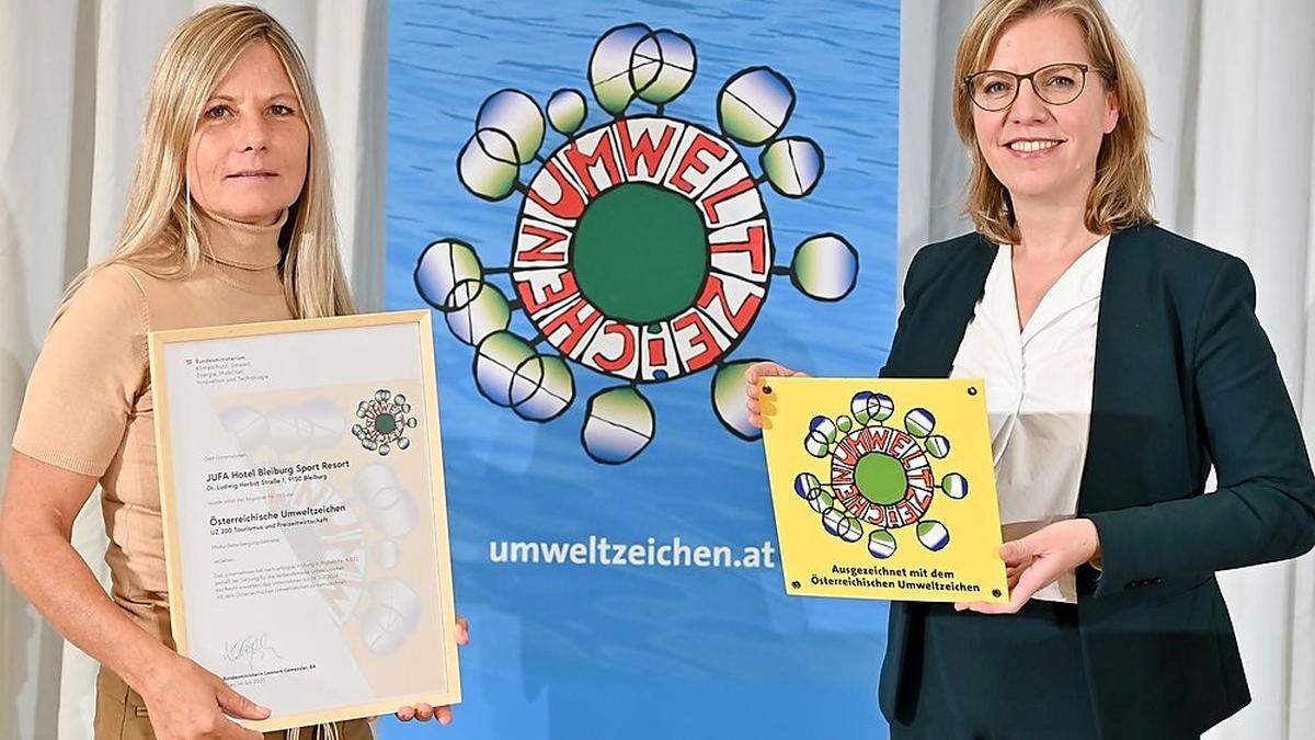 Direktorin Margreth Brandauer und Ministerin Leonore Gewessler