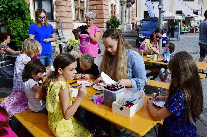Mit Eifer und Freude waren die Kinder beim Basteln und Schminken