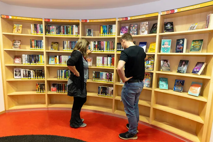 Villach. Die AK-Alpen-Adria-Mediathek in Villach ist mit rund 33.000 Medien Kärntens größte und modernste Freihandbibliothek. Nicht nur Bücher auf Deutsch, sondern auch in den Sprachen des Alpen-Adria-Raumes und in anderen europäischen Sprachen stehen zur Verfügung. Literarische Werke stehen als Hörbücher ebenso zur Verfügung wie auf DVD und können auch direkt vor Ort abgespielt werden.