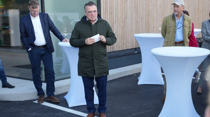 Franz Leikermoser, Geschäftsführer der Leikermoser Energiehandel GmbH, begrüßt nach vier Monaten Bauzeit geladene Gäste zur Eröffnungsfeier der modernen Tankstelle.